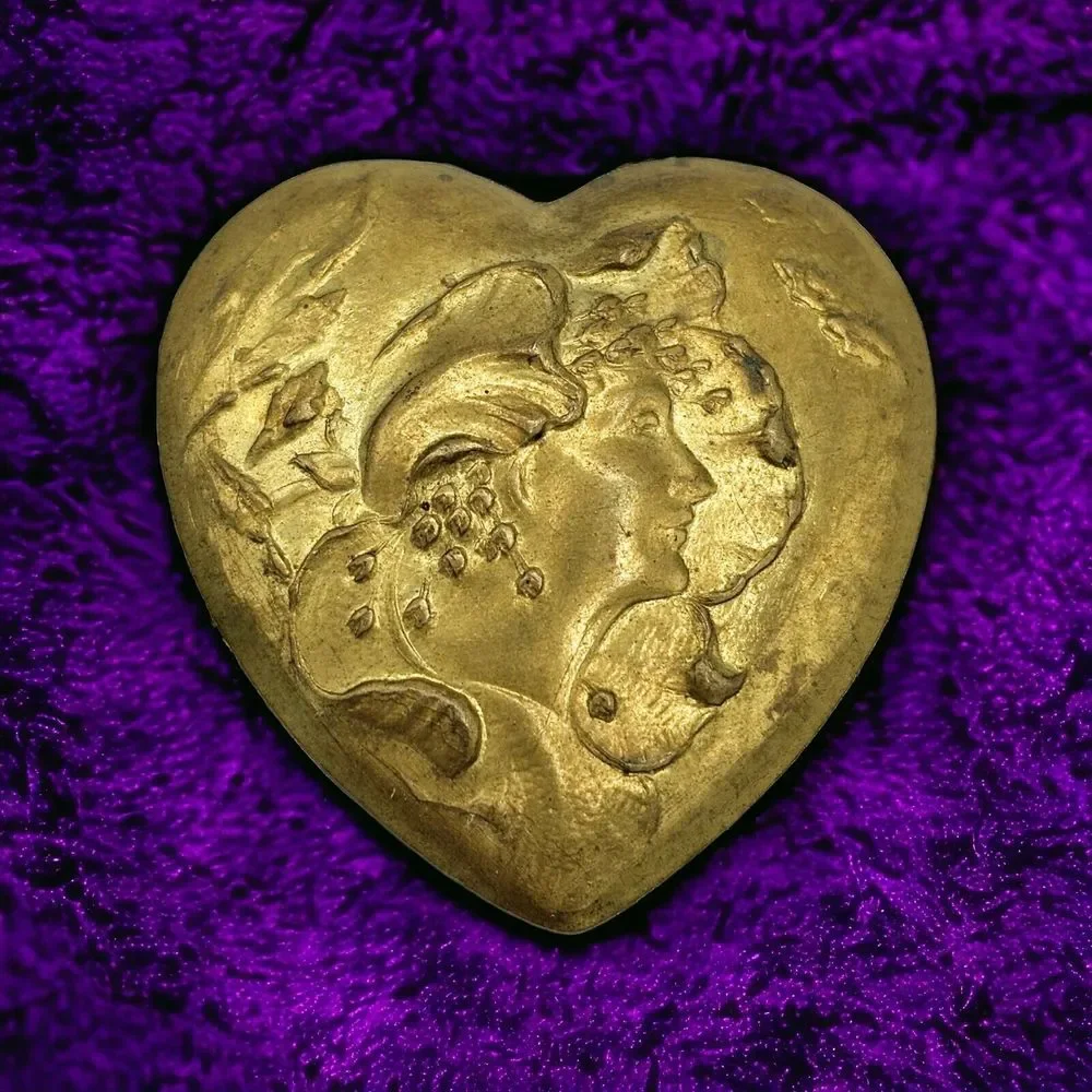 Heart Shaped Button Cover Vintage Art Nouveau Cameo Lady 1990 Click-It Gold Tone - Picture 1 of 8